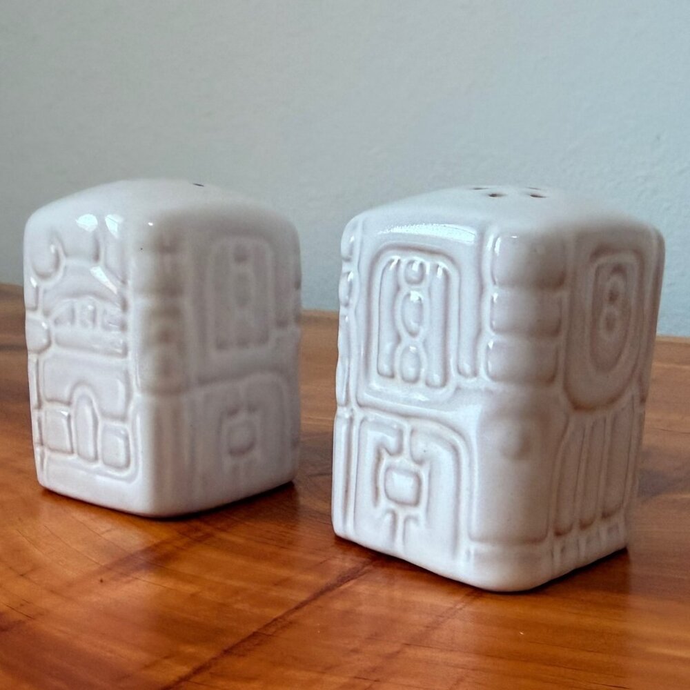 Frankoma Pottery, Set of 2 Aztec Salt & Pepper Shakers - Picture 3 of 6